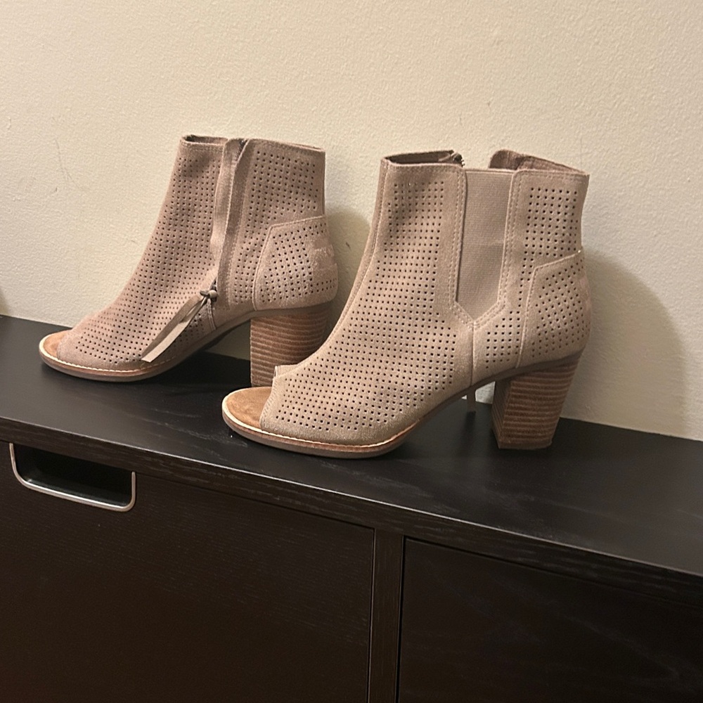 TOMS Suede Heeled Ankle Boots Open Toe Taupe Tan Gray Size 8 Perforated Bohemian - Picture 5 of 11